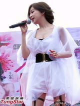 组图：王心凌穿白色薄纱裙演绎丝袜诱惑