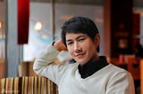 组图：何明翰拍儒雅写真诠释阳光暖男