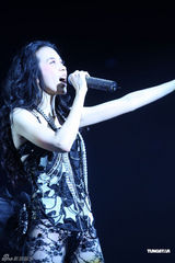 组图：莫文蔚开唱变身金花 透视装大秀完美身材