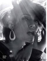 组图：詹妮弗-洛佩兹紧身裙登封面包裹性感身材