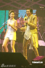 组图：萧敬腾唱《black or white》 向杰克逊致敬