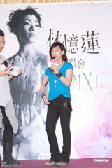 组图：林忆莲签售会避谈绯闻 车窗爆炸有惊无险