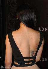 组图：袁姗姗时尚活动性感露背秀纹身