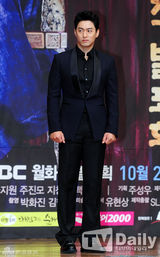 组图：河智苑宣传《奇皇后》抹胸裙红唇性感