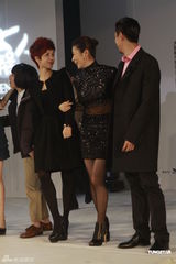 高清图：蒋雯丽红发谈恋爱 梁静示范接吻“法则” 