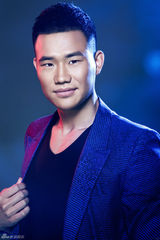 组图：谢孟伟蓝色魅惑尽显熟男魅力