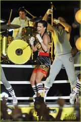 组图：水果姐麻花辫变身拉拉队 金话筒抢镜