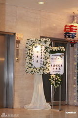 组图：陈自强为母亲设灵 林凤娇代表成龙致祭