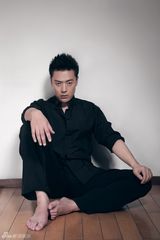 组图：张桐迈进而立之年 登杂志尽展酷劲十足  