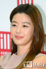 组图：全智贤无袖裙美丽冻人显成熟韵味