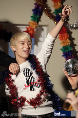 组图：TeenTop拍摄广告写真 精致亮相摄影棚