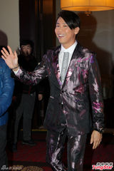 组图：张韶涵低胸短裙亮相 与吴克群热聊