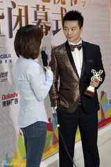 组图：吴樾获最佳男主角 豹纹西装红毯抢镜