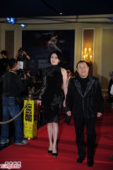 组图：刘嘉玲盛装亮相拒受访 姚星彤中门大开秀半球