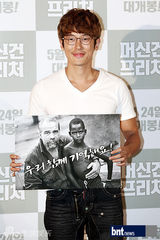 组图：吕珍九等出席电影《机关枪传教士》首映会