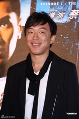 组图：电影版《痞子英雄》首映 黄渤赵又廷互戴高帽