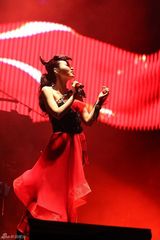 组图：张靓颖成都火爆开唱 喜多郎助阵赞其有前途