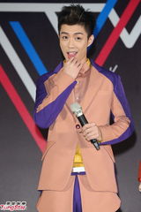 组图：JPM王子默认正热恋 小杰不甘落后征女友