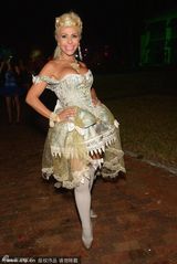 组图：女星万圣节赤裸上阵扮演斑马大秀媚功