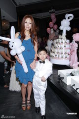 组图：陈炜出席活动否认与陈展鹏宿怨十年