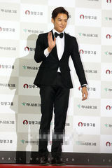 组图：崔振赫黑西服亮相 帅气展型男范儿