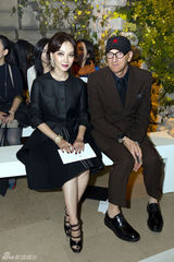 组图：陈数巴黎时装周看秀 纯色质感皮衣妩媚