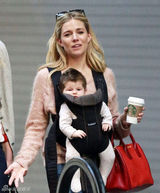 组图：西耶娜-米勒握咖啡带萌女儿出街