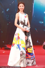 组图：颜卓灵红毯镂空秀美背 携手蔡瀚亿卖萌