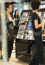 组图：孙菲菲挎名包扫货 口含棒棒糖撅嘴扮可爱