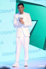 高清图：刘德华为代言品牌站台 白西装潇洒倜傥