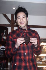 组图：潘玮柏抱兔女郎庆情人节 否认与江语晨拍拖