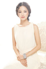 组图：辛芷蕾推出靓公主系大片 淡雅高贵气质不凡