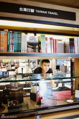 组图：魏千翔拍学院派文艺大片 享受知性慢生活