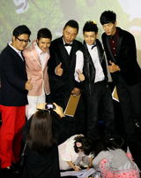 组图：《爸爸去哪儿》将播 李湘女儿偷吻小小志