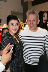 组图：陈廷嘉亮相时尚秀 格子装显优雅知性