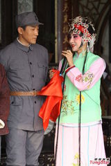 组图：贾青《战地狮吼》扮花旦 两头赶戏吃不消