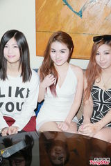 组图：嫩模组合FFX办粉丝见面会 不怕穿着性感