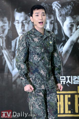 组图：SJ利特演歌舞剧激动飙泪 池贤宇亮相