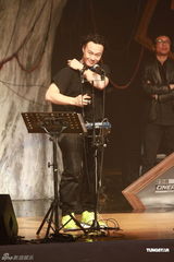 高清组图：陈奕迅香港开唱 靠唱功长裤T恤也疯狂