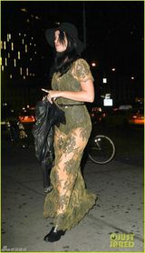 组图：凯蒂佩里透视绿裙与男友约翰梅尔约会