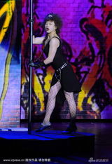 幻灯图集：邓超穿网袜大跳钢管舞 模仿杰克逊动作