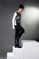 组图：赵文浩拍型男写真 走阶梯寓意步步高升