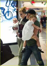 组图：妮可-基德曼现身机场美艳如昔 老公显露父爱