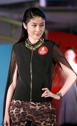 组图：陈慧琳出席某品牌活动 畅谈与儿子生活点滴