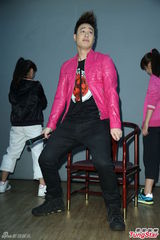 组图：潘玮柏摇下体跳哈林摇 对新恋情没有期待