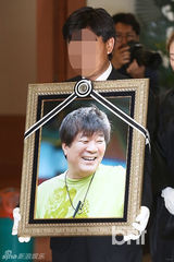 组图：金喜善等含泪参加金宗鹤导演遗体告别式