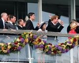 高清组图：威廉王子和凯特公主亮相英国马场看赛马