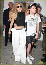 组图：Gaga与歌迷搭肩合影 MTV颁奖礼将唱开场