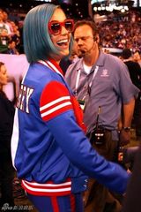 组图：凯蒂佩里鬼马造型亮相超级碗开场秀