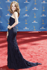 高清图：艾美奖红毯 杰斯-琳吉斯深蓝露肩礼服